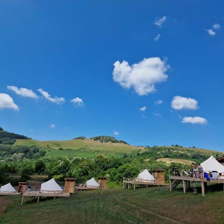 The Hunters Glamping Hotel Ciudanovita Exterior photo