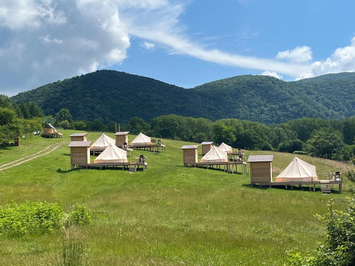 The Hunters Glamping Hotel Ciudanovita Exterior photo