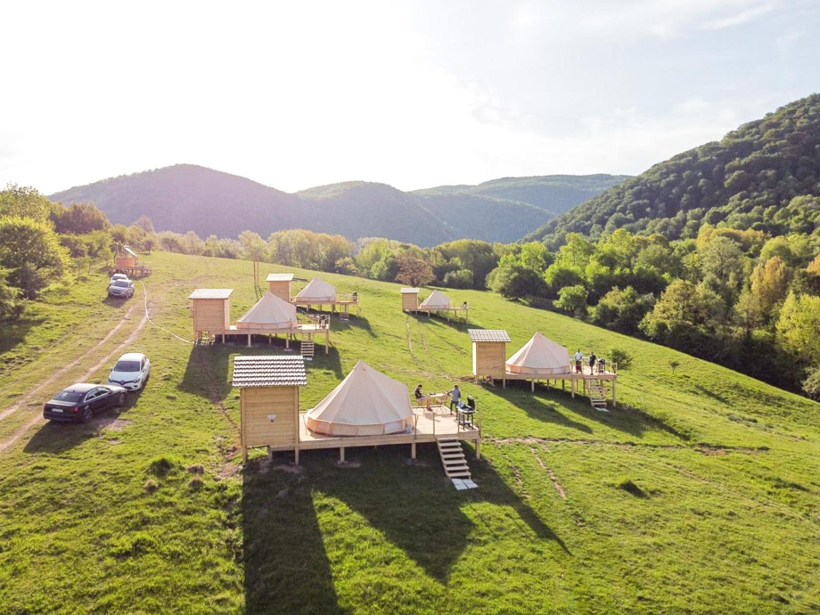The Hunters Glamping Hotel Ciudanovita Exterior photo